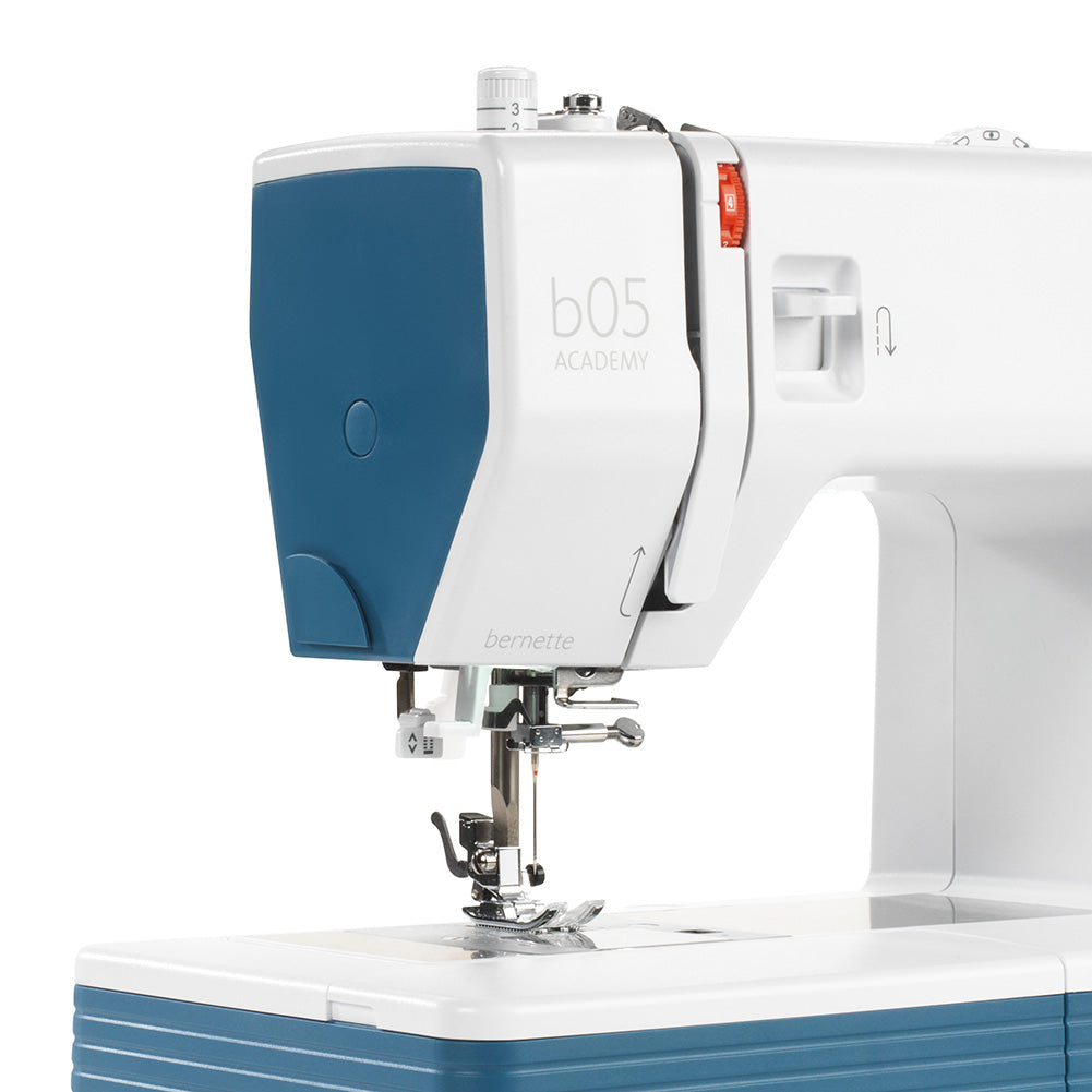 bernette 05 ACADEMY - Robust Mechanical Sewing Machine with 30 Essential Stitches - Detail